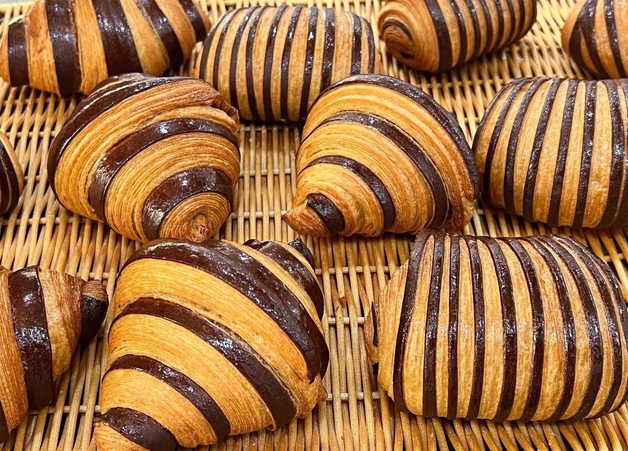 Hazelnut chocolate-colored bi croissant